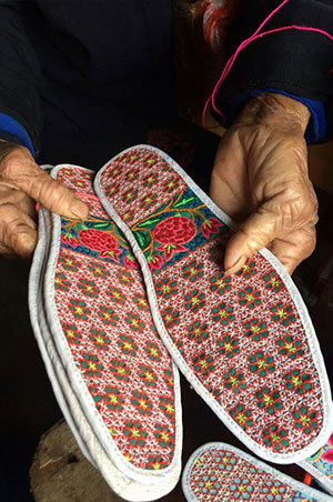公奶奶绣制的花鞋垫美观又大方.
